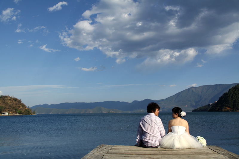 泸沽湖拍婚纱照_泸沽湖水性杨花图片(2)