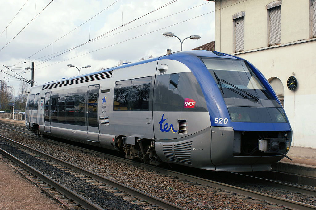 其实就是法国高铁啦!你可以简单粗暴的将其理解为国内的复兴号列车.