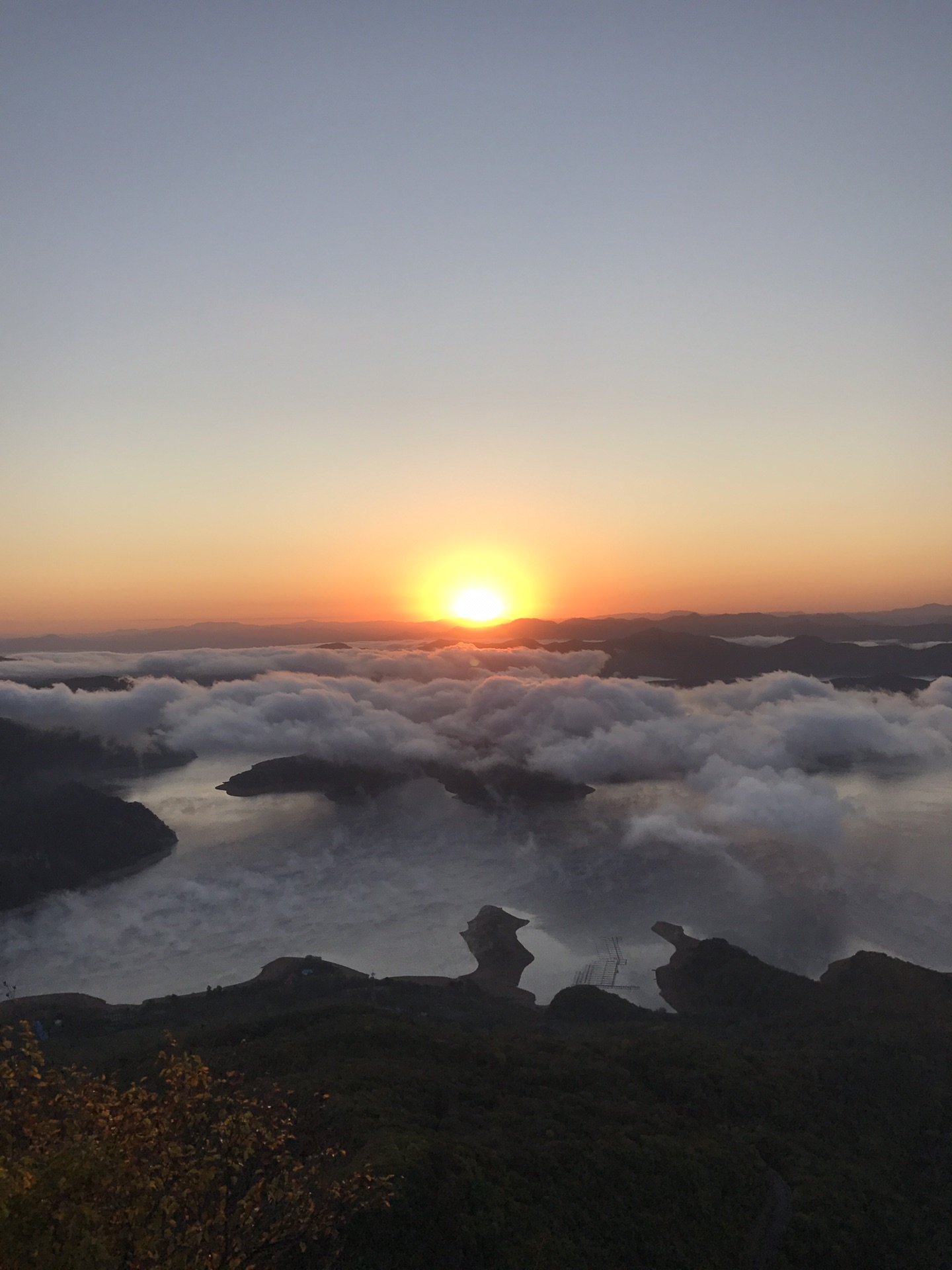 47太阳穿过云层,映红了云(来之前上网查下日出时间)