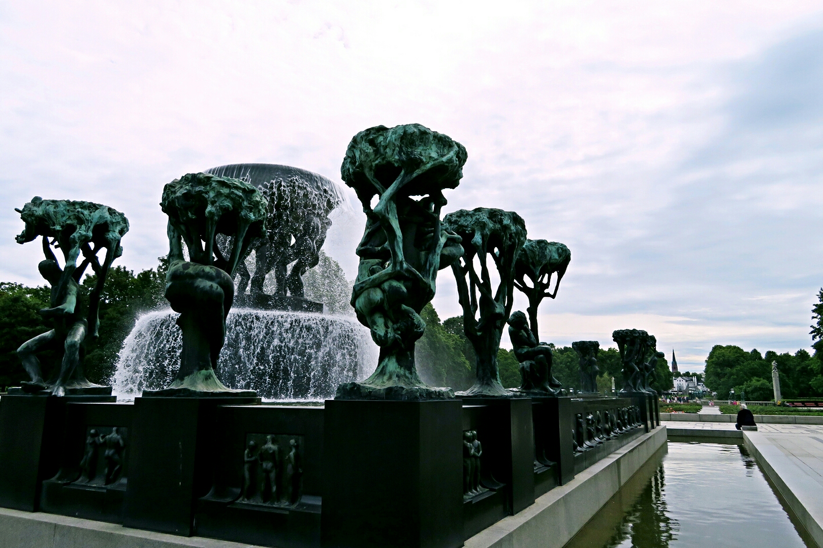 挪威雕塑家古斯塔夫,维格兰前后30年时间创作完成的一组生命礼赞