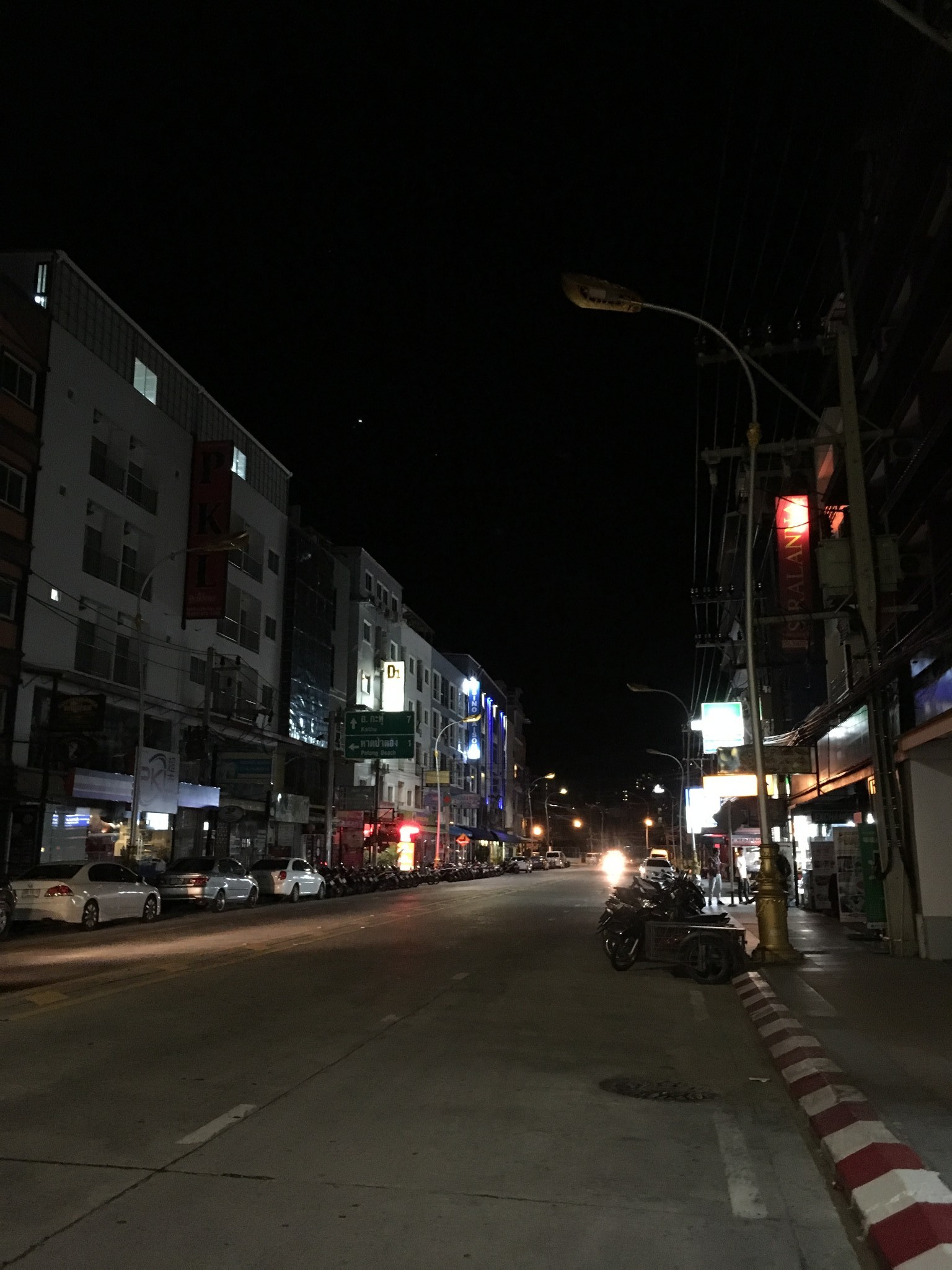 普吉岛深夜的街道,这里不算是中心区域所以很安静,实际上凌晨3.