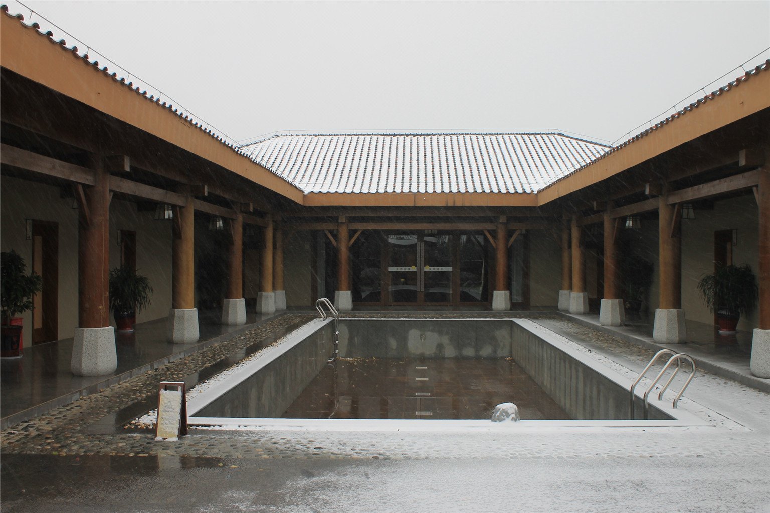 鄢陵金雨玫瑰庄园酒店2天1晚温泉套餐(多房型可选住宿