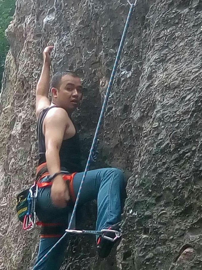 其间,有两位美女大侠(为什么称女侠,后面是有原因的)到现场看场地,据其说是周四将组团过来攀岩的。 可不和谐的一幕也来了,出现了一个老太婆居然提出要收费,一会儿说是收管理费,一会儿说是收卫生费,一会儿又说是这片山林的主人,不交费不让爬。 这么大年纪还出来讹人为了避免冲突,想着给她十元算了,可这太婆骂骂咧咧还不情愿。 这时,一旁参观的两位美女开始显示女侠风范,站出来打抱不平了。 可惜,最终女侠离开也没来得及请教女侠大名