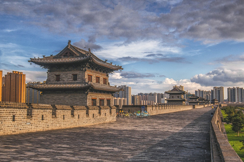 如今的古城墙大多为新修,但是仍能登上城墙一瞰大同全景.