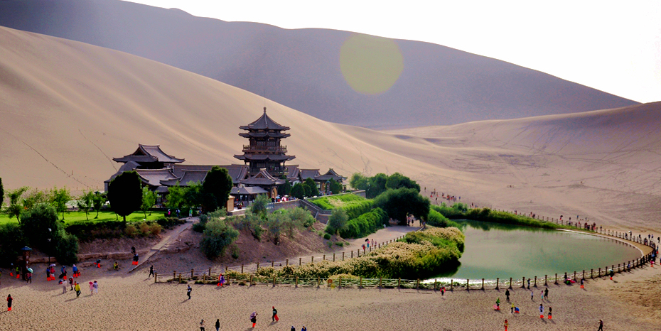 尊贵体验 乘坐滑翔机游览鸣沙山月牙泉风景