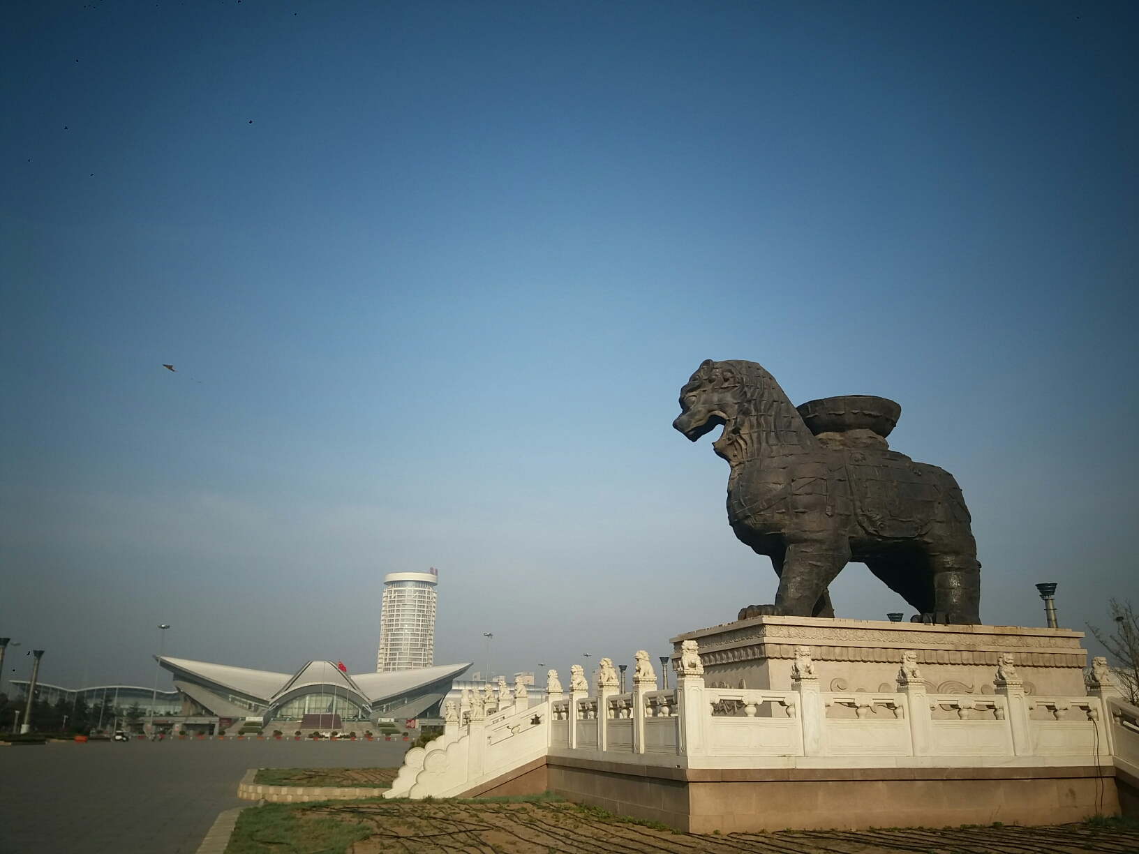 狮城公园是沧州新城规划的地标性建筑之一,它南北长约600米,东西均长