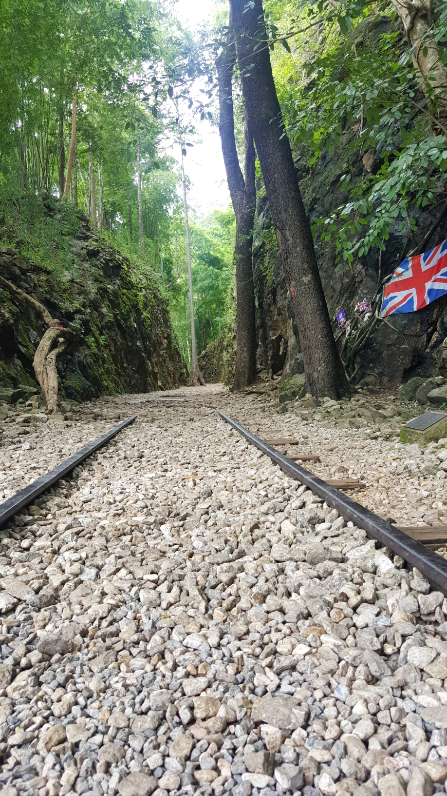 呼吸着悲催的空气再搭火车慢慢感受用鲜血换来的泰缅铁路死亡铁路之旅