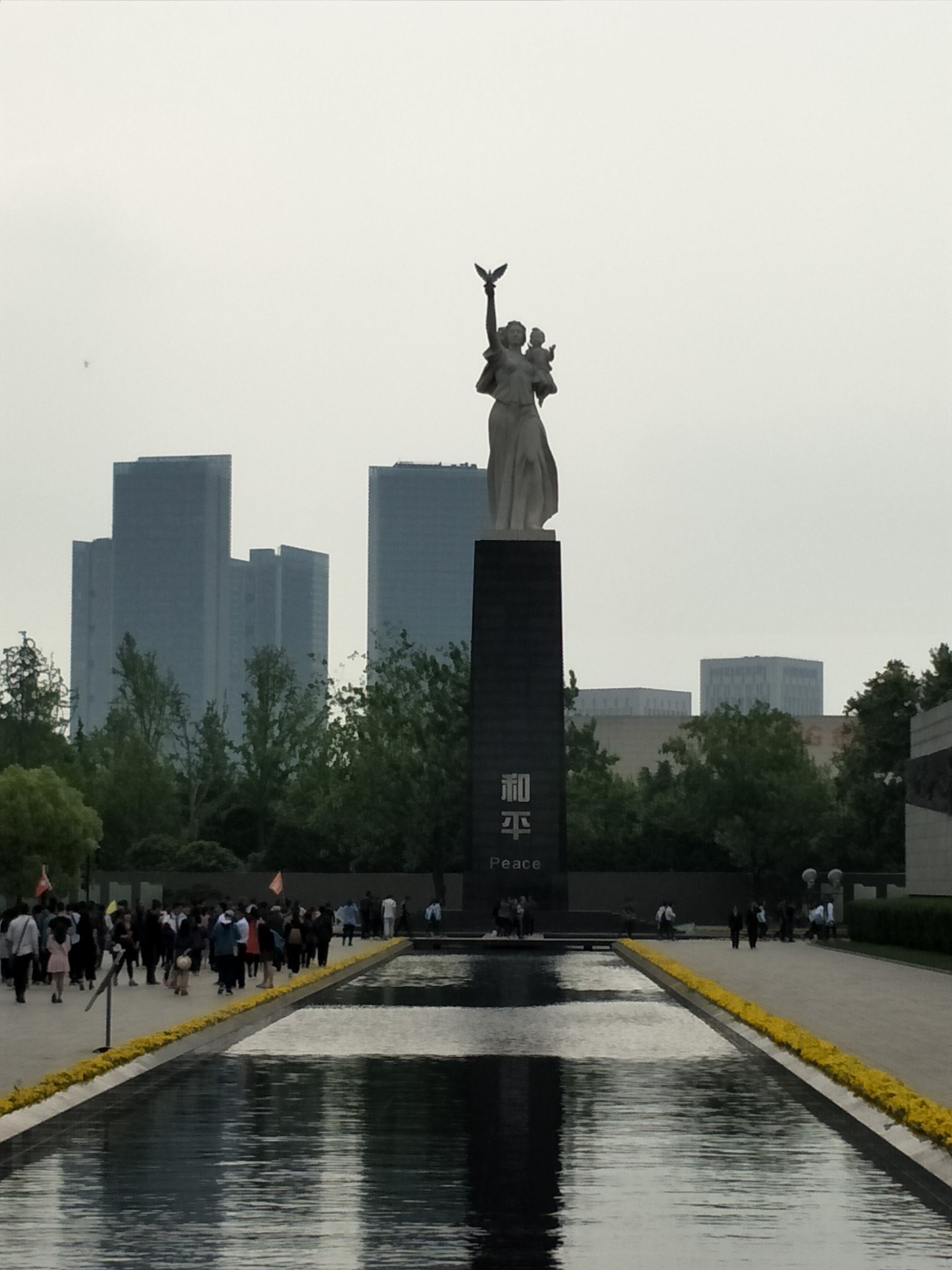 了解真相 纪念馆最后是和平女神 这是在纪念馆出来以后旁边的一个纪念