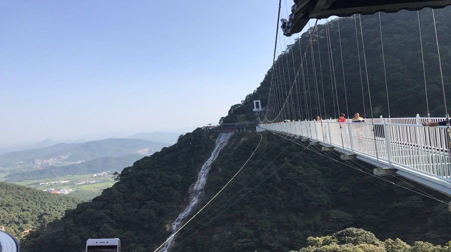 刺激惊险——感受广东省规模最大的全透明高空景观玻璃桥