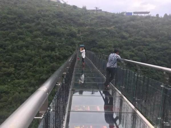 怎么样行走通过玻璃栈道