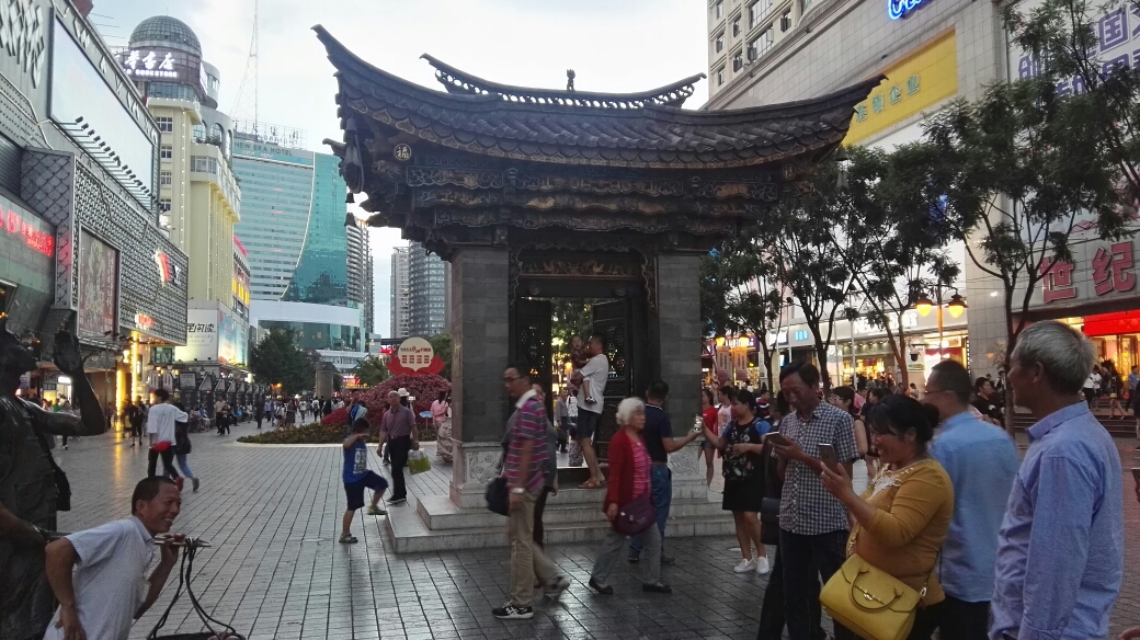 晚饭后前往南屏步行街,金马碧鸡坊(昆明地标)游览