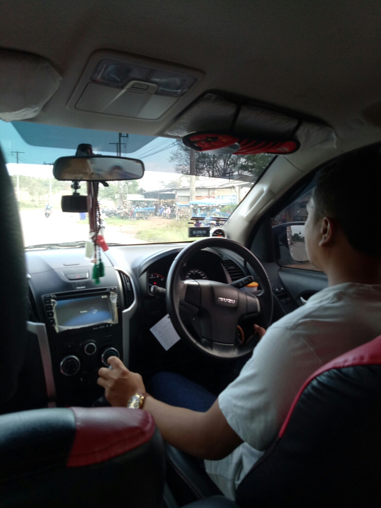 接我们的皮卡车,我们两人坐在司机的后座上.吹着空调,听着泰国歌曲.