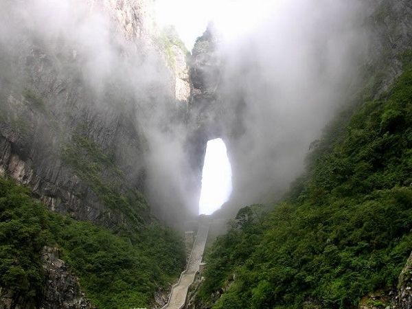 【五律】《乘坐天门山索道》庄灿煌