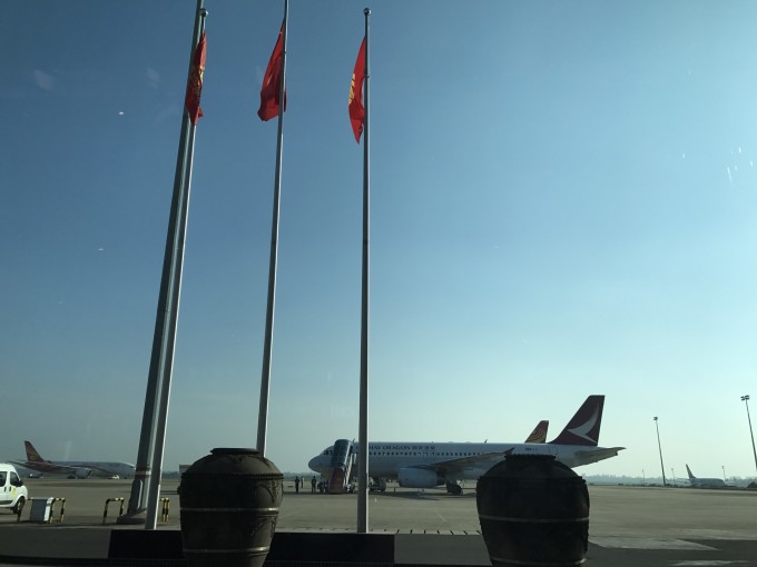 ,慢船船票是10万,也就是50元人民币。快船的话价格不等,一般都是200人民币吧。回来的时候我找当地人给我买的,100块。不过我再回来这里已经是10天后的事了。 有朋友私信询问坐船的相关情况,那我就在这里详细介绍一下吧。 库塔(Kuta )-萨努尔(Sanur) 20分钟车程左右 1.优步打车(推荐)大概20人民币左右吧 2.