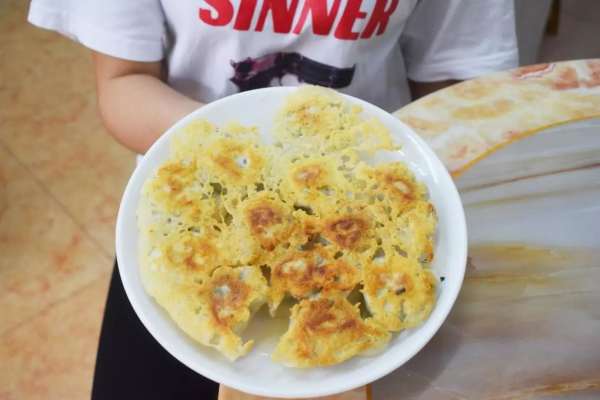 煎饺子怎么煎出来的饺子皮不硬 wKgBZ1nhsYSAEaCIAAFMq13BNZ827.jpeg?imageView2%2F2%2Fw%2F600%2Fh%2F600%2Fq%2F90
