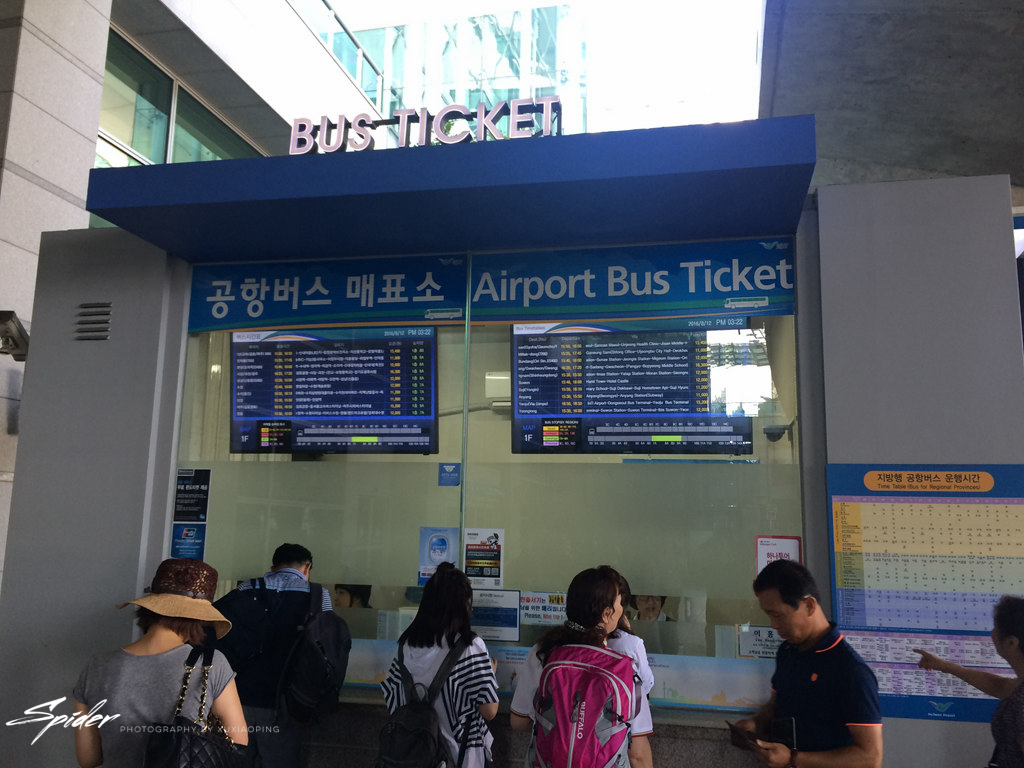 机场大巴售票处,旁边可以查询线路,不过都是韩文
