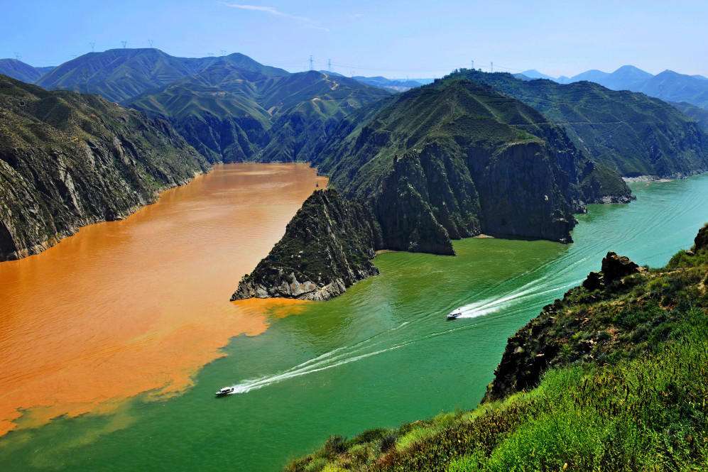 刘家峡:游览时最先到达的是刘家峡水库大坝,然后从这里乘船再到炳灵寺