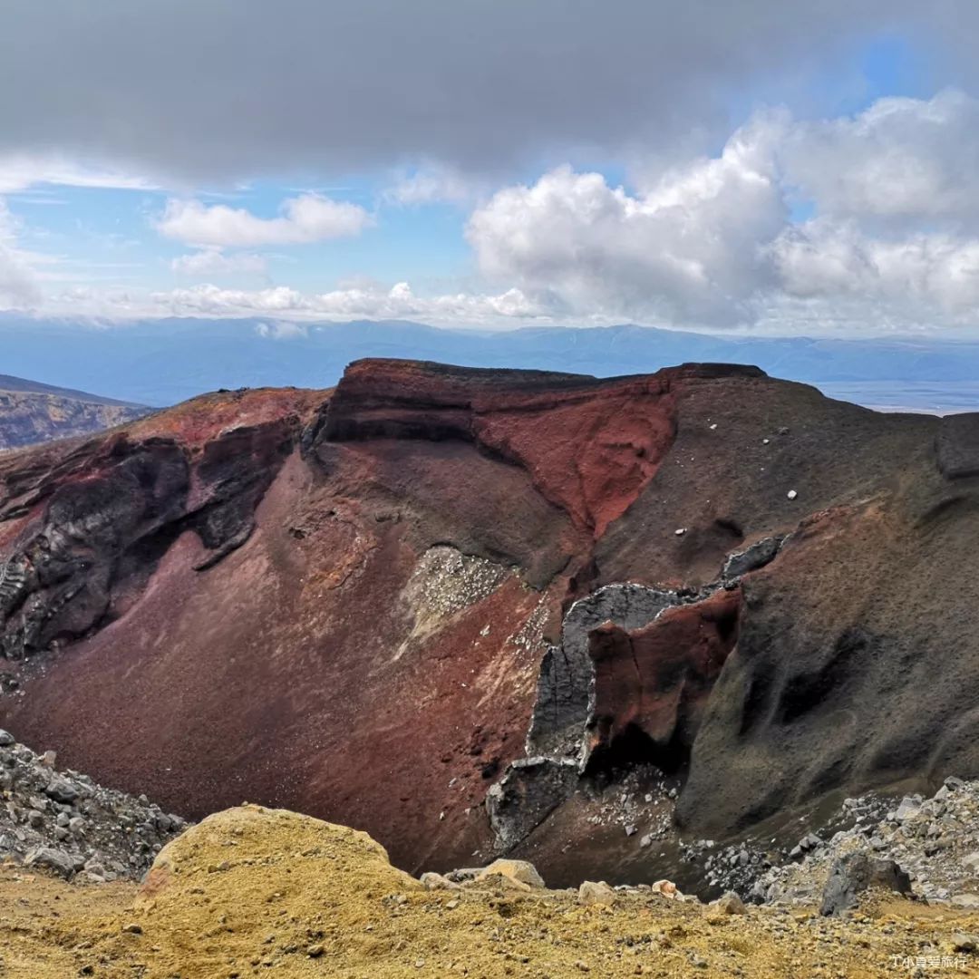              火红色的火山口宛若