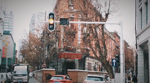 街区很清静,混合欧式建筑,有各种纪念馆和名人故居,沿着黎黄陂路一直