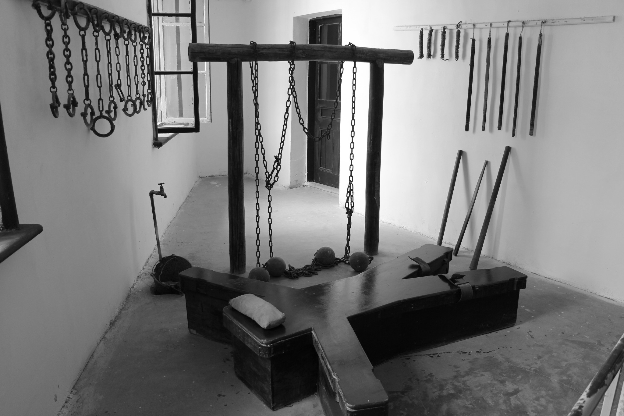 监狱内的刑具室,第一次见到现实中的