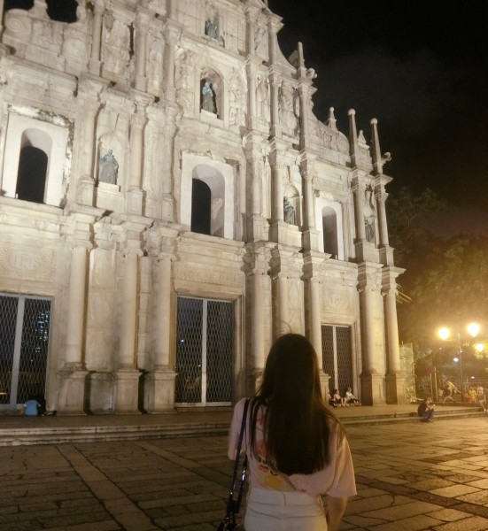 做着发财梦,坐上发财车。去过澳门,再到香港。