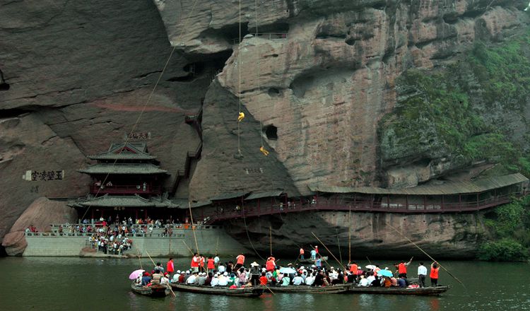 尽管山势十分陡峭峻险,但在栈道上行走如履平地观看龙虎山悬棺表演