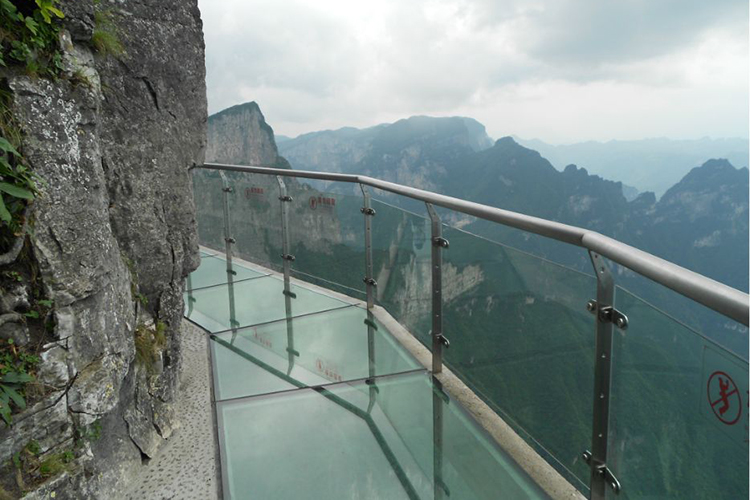 私家定制团 / 张家界凤凰4日家庭小包团（挑战背我过去就嫁给你的玻璃桥+惊人万丈深渊天门山玻璃栈道+三千奇峰张家界森林公园+千年凤凰古城）