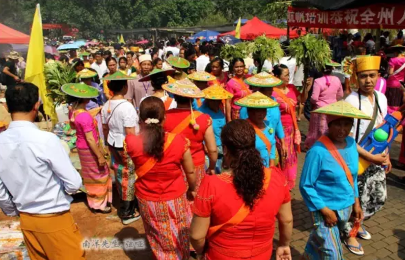 云南德宏自治州傣族泼水节纪实