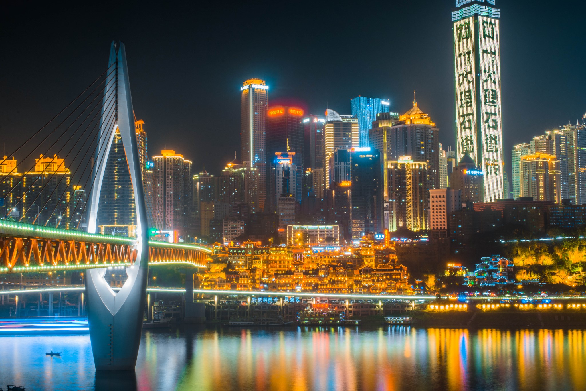图:同框千厮门大桥与洪崖洞,是重庆夜景拍摄最为热门的素材之一.