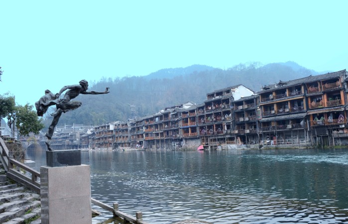 四月份去凤凰古城热吗?天气怎么样往年?会不