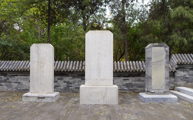 北京通州西海子公园里的李贽墓