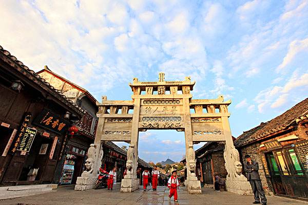 坐标:贵阳市花溪区青岩镇,贵阳河滨公园旁的郊区车站,有到青岩古城的