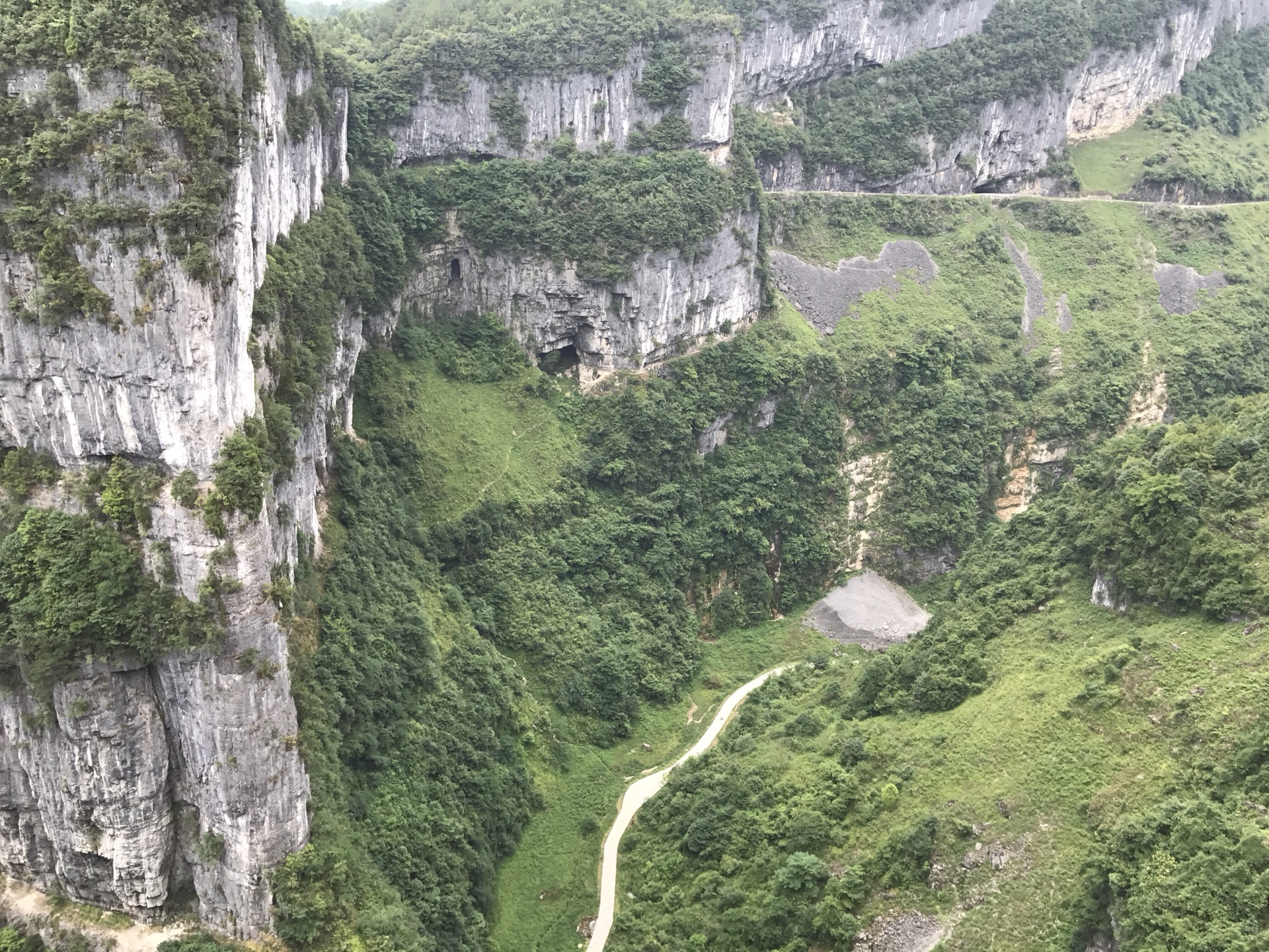 悬崖玻璃眺台,垂直高度280米,躺在玻璃眺台上,有种要坠入万丈深渊的