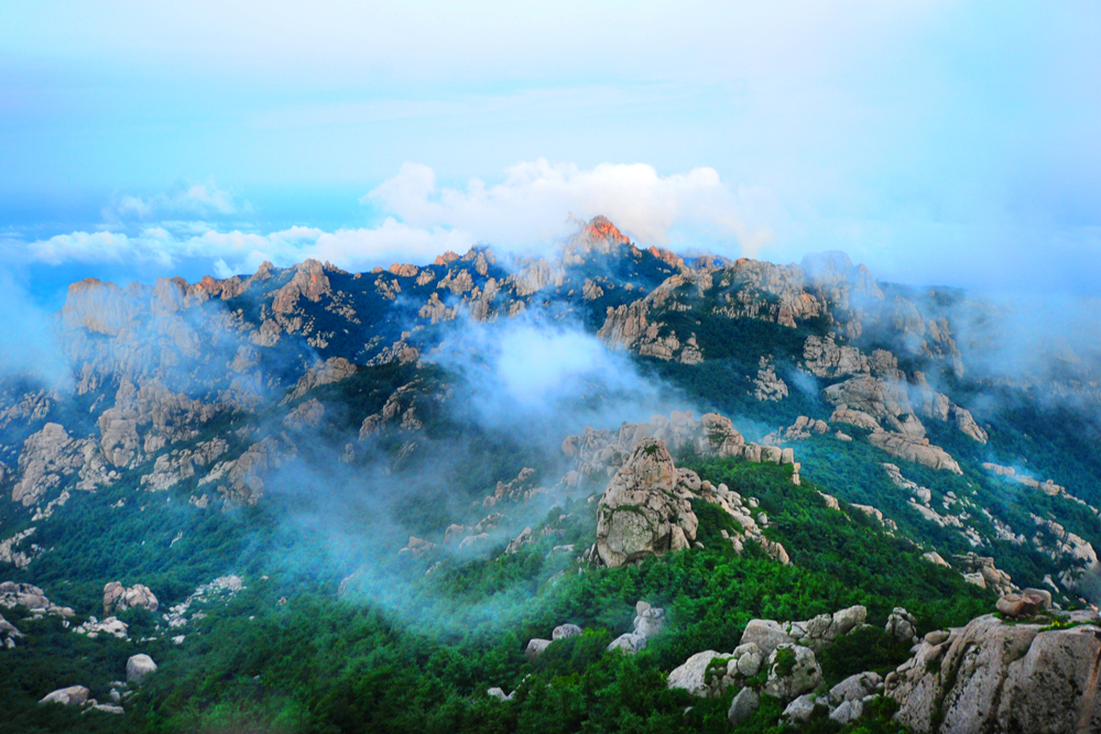 崂山 崂山“三围大海,背负平川”,山海相连,云海变幻,灵秀清幽,被誉为“海上名山”,宫观洞庵香火鼎盛,被称为“道教全真天下丛林”。是“国家重点风景名胜区”、“国家森林公园”、“全国文明风景旅游区”、“国家5A级旅游景区”。