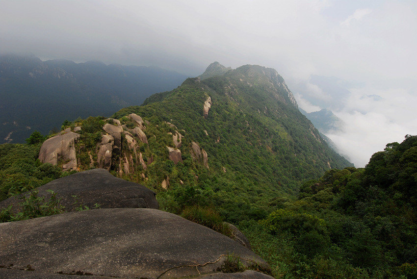 东岳山,位于广东省连州市境内西江镇,属南岭山脉大东山,海拔1452米