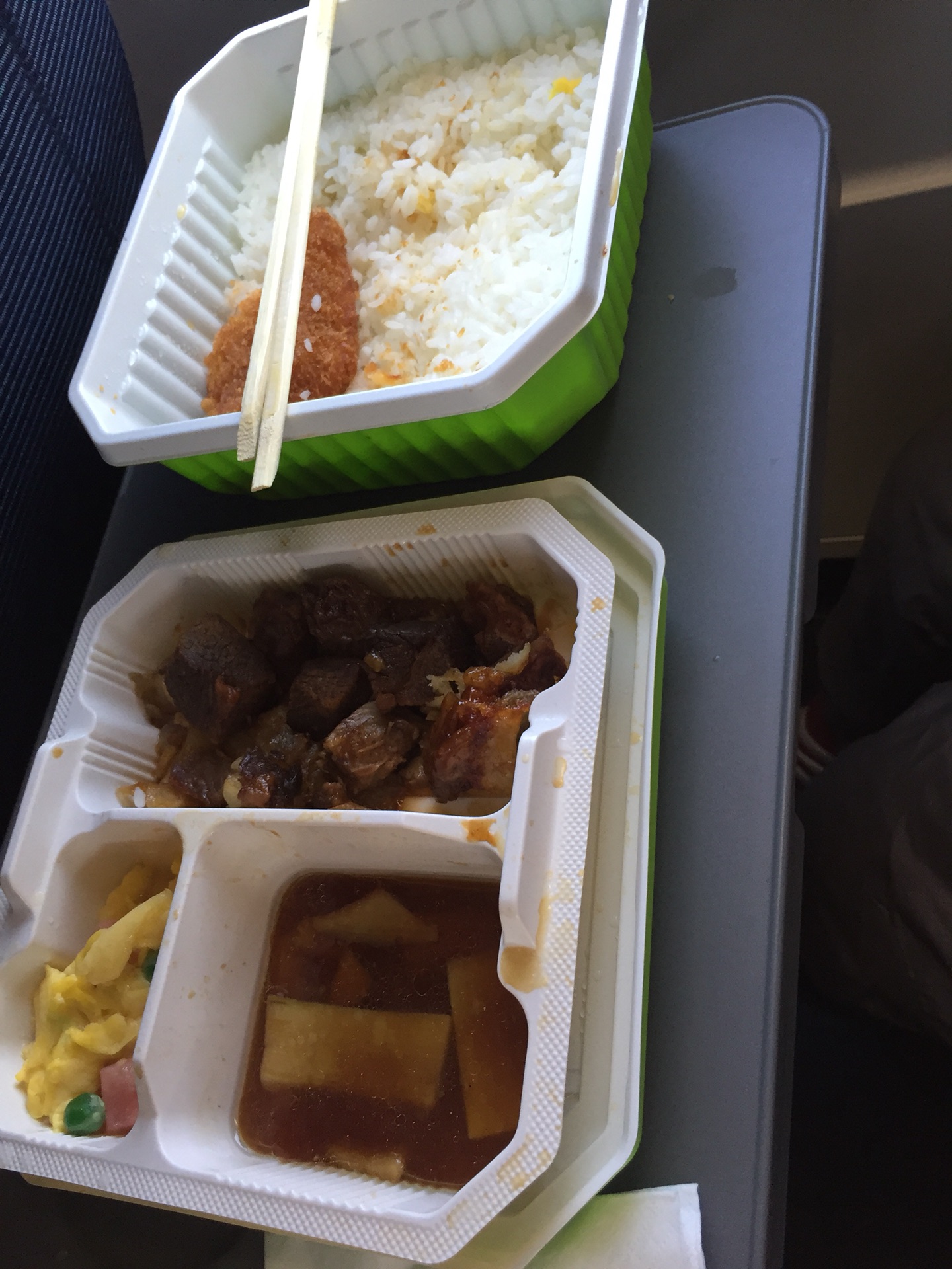 高铁餐饮,牛肉土豆饭,45块钱一份,味道还可以.