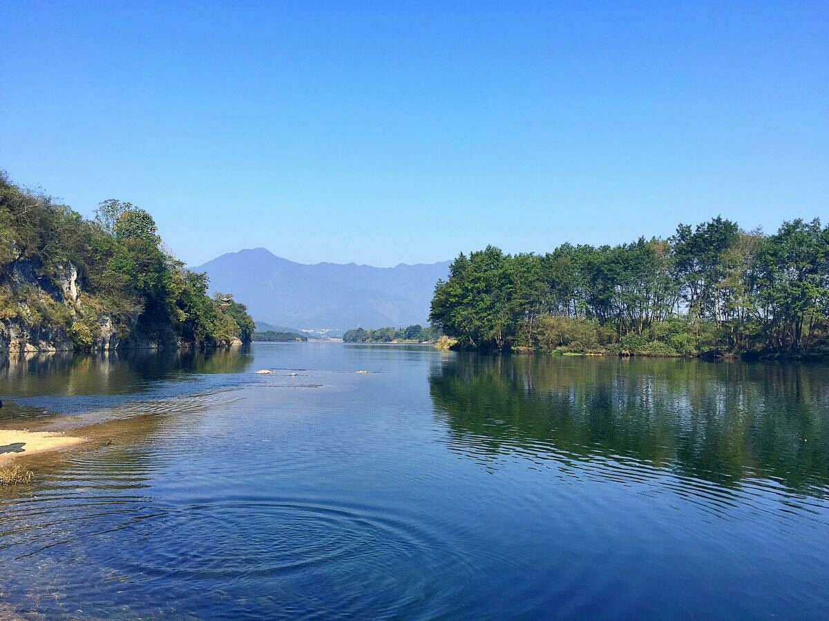 桃花潭位于泾县西南40公里处,黄山,太平湖,九华山都在