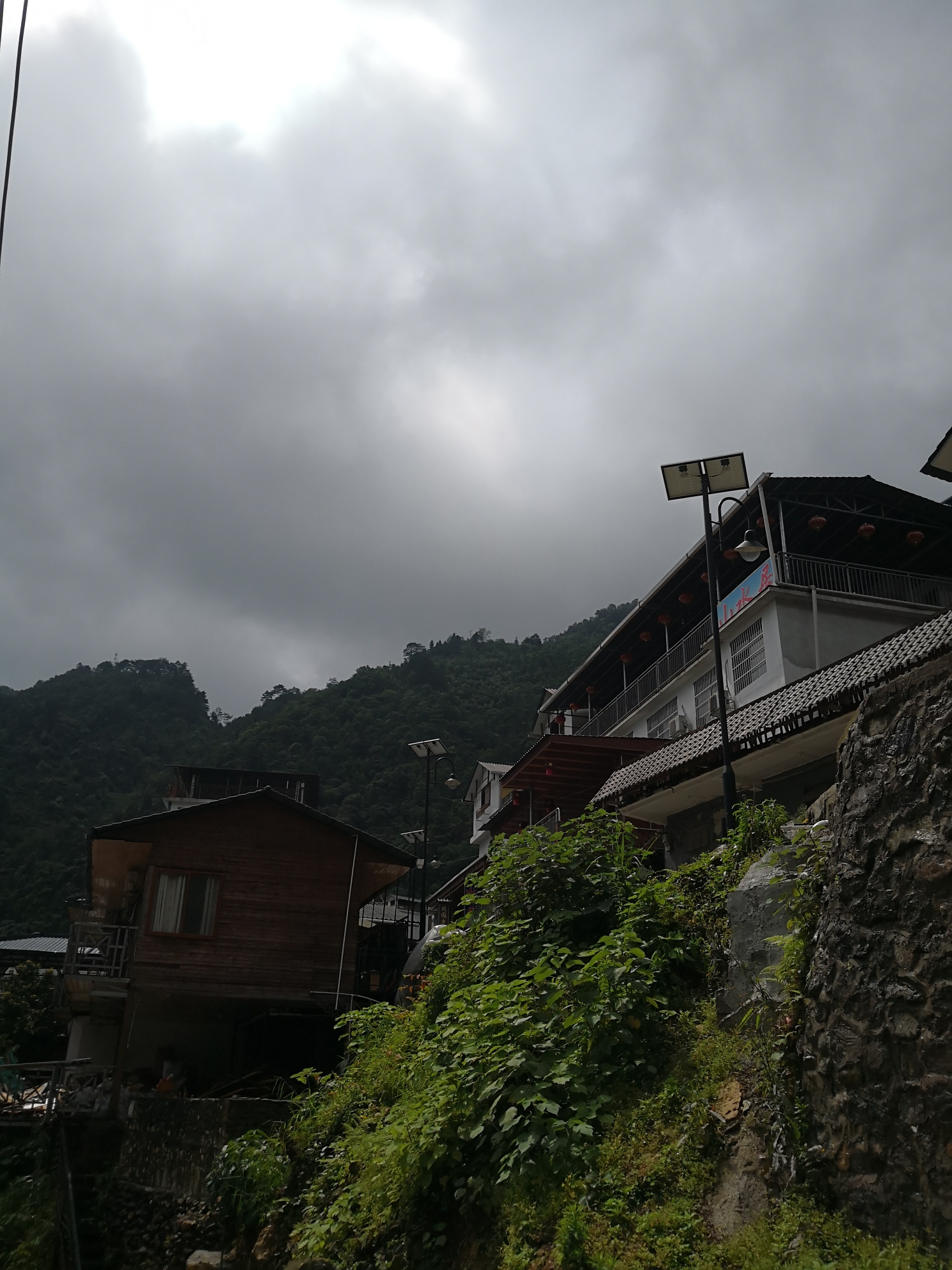 山中一夜雨,处处是飞泉.