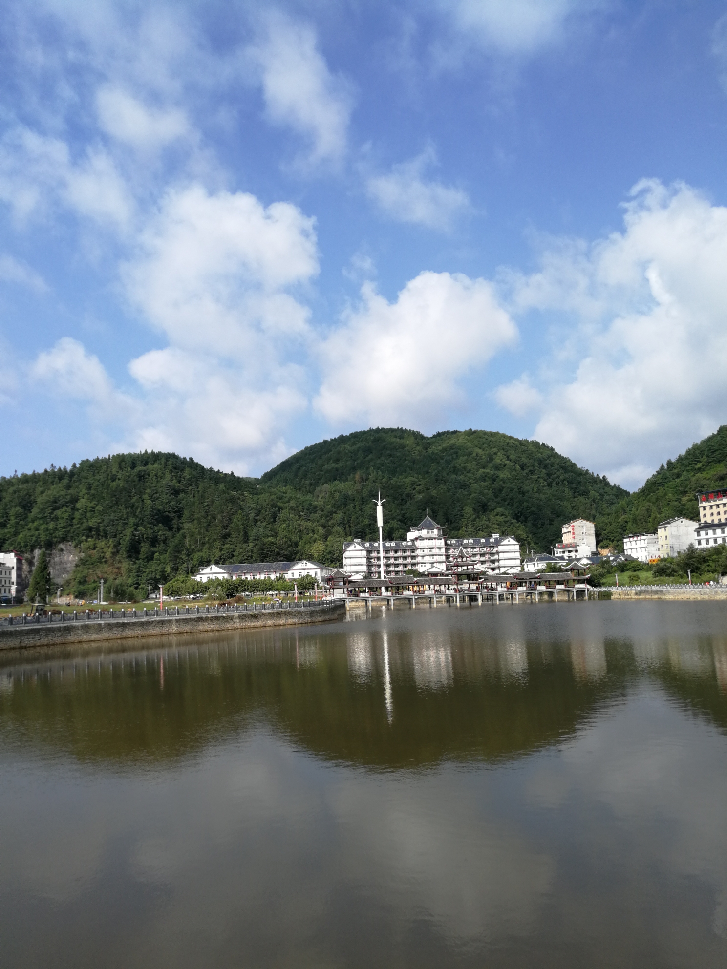 建始县花坪镇小西湖三年避暑