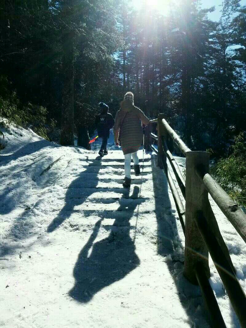 独照峨眉峰