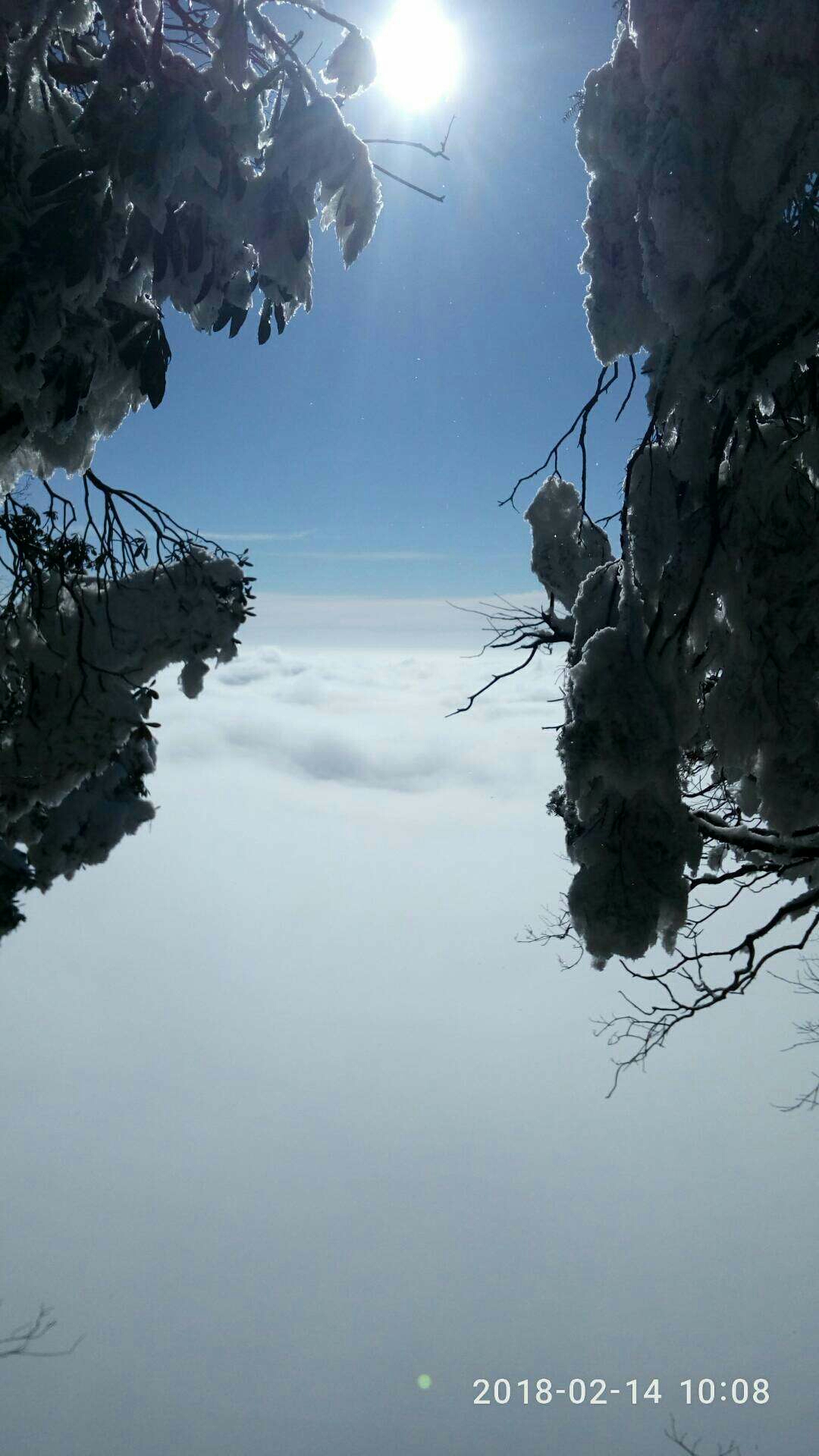 独照峨眉峰