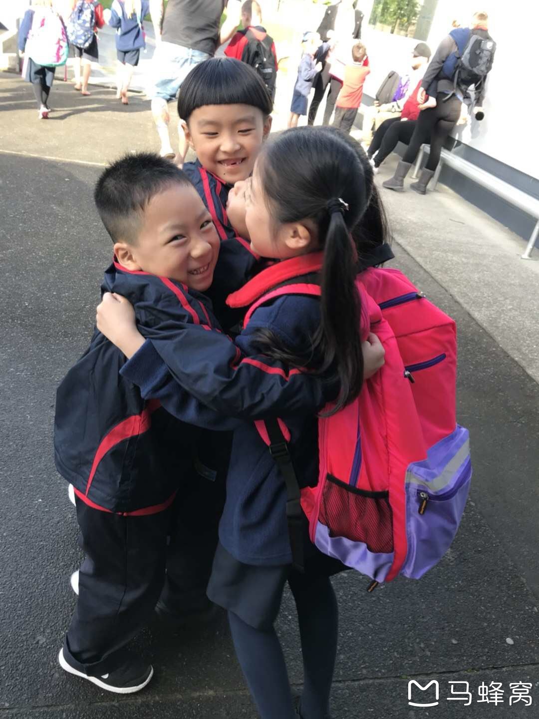 小孩上学怎么搭户_小孩背书包上学怎么画(3)