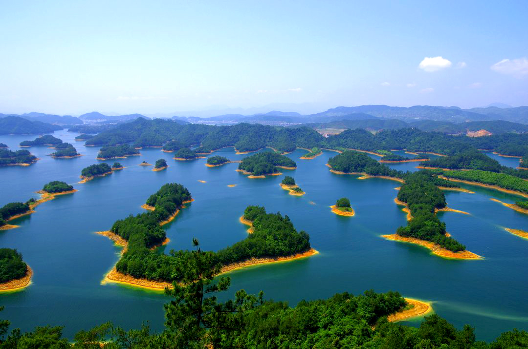 :登上黄山尖俯瞰千岛湖.