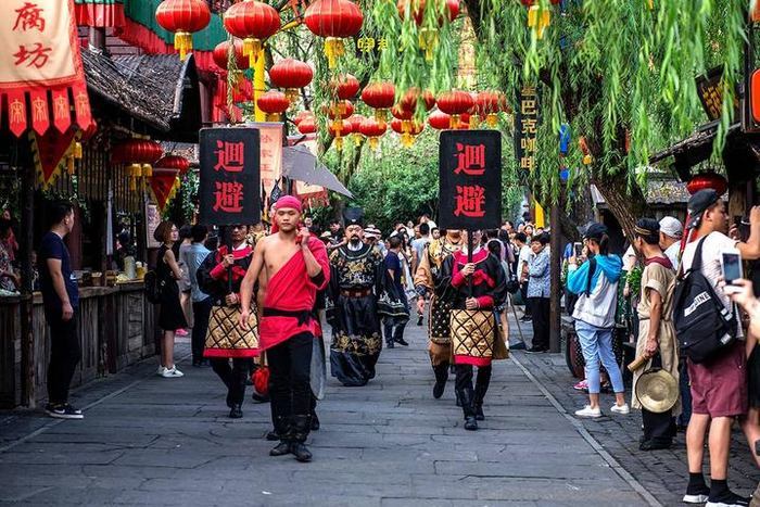 在 杭州宋城,景区特意为游客准备了华丽的古装,工作人员,商贩,游客