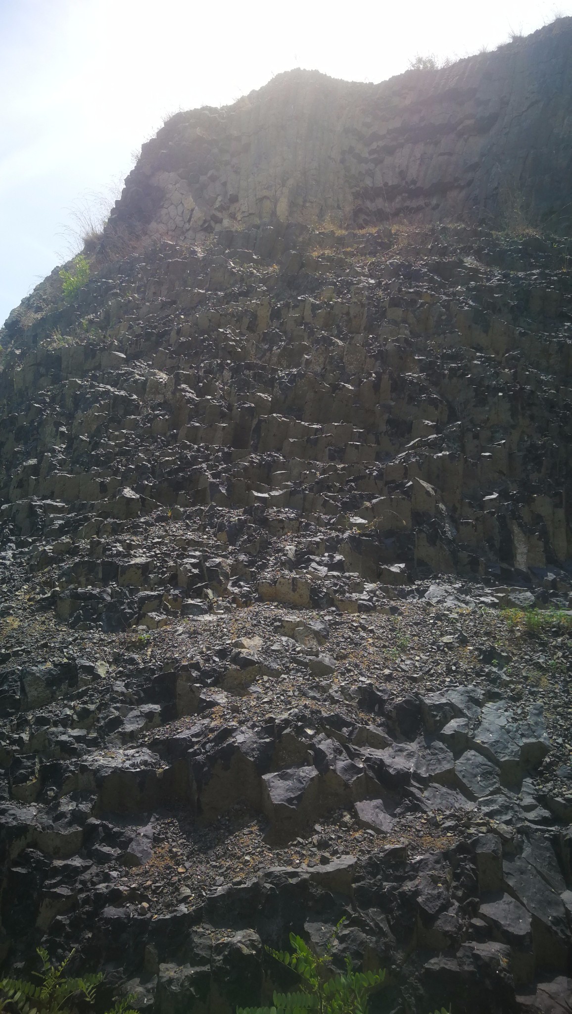 沿着1700万年前火山喷发的路线,潍坊昌乐火山口,临朐山旺地质公园