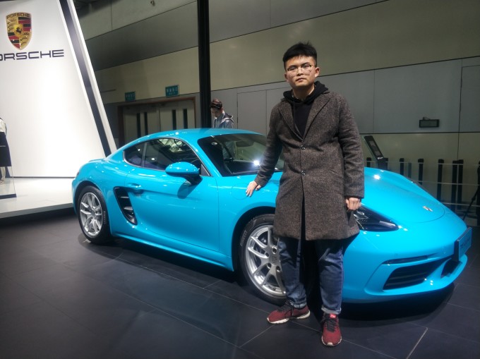 国际博览中心)很近,所以我们社团(汽车协会)的组队去博览中心,因为我对于车了解的太少了,我一直都跟在很牛逼的豪哥身后(他是我们班的很爱车的大男孩,对车了解很牛逼,他不仅长得帅而且因为帖子写的好北汽车之家邀请了几次了,他的梦想是进汽车之家的红人馆)。所以这次的汽车之旅也是我们的梦想之旅。
