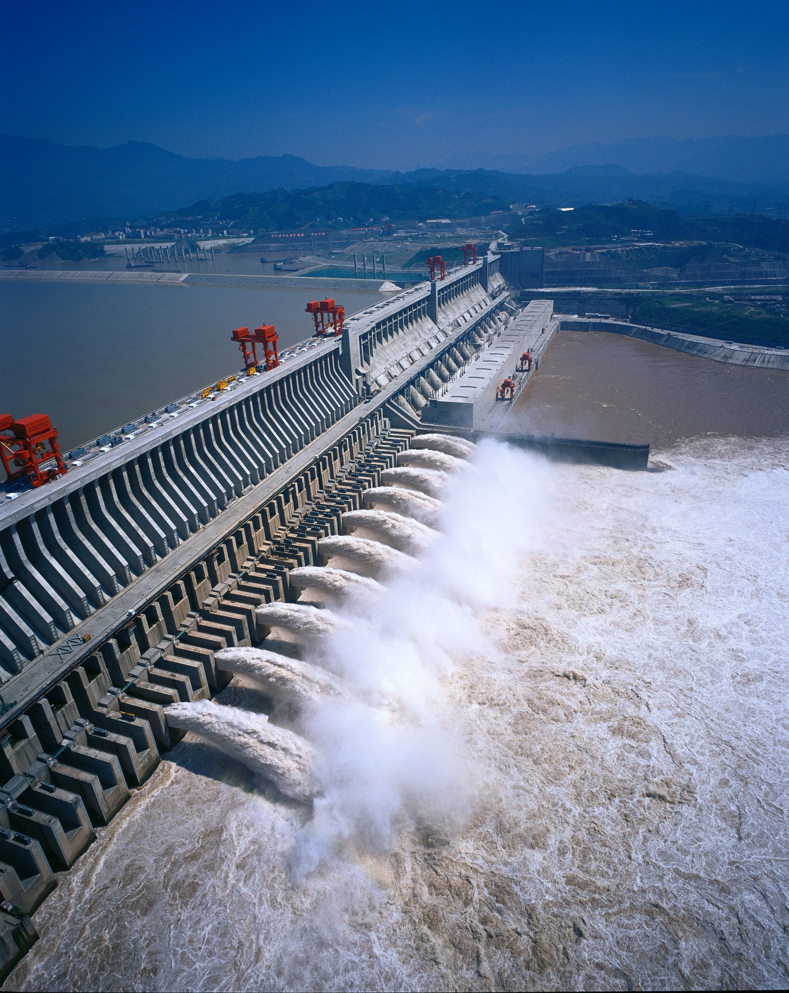 图:三峡大坝开闸泄洪.(图片来源于网络)