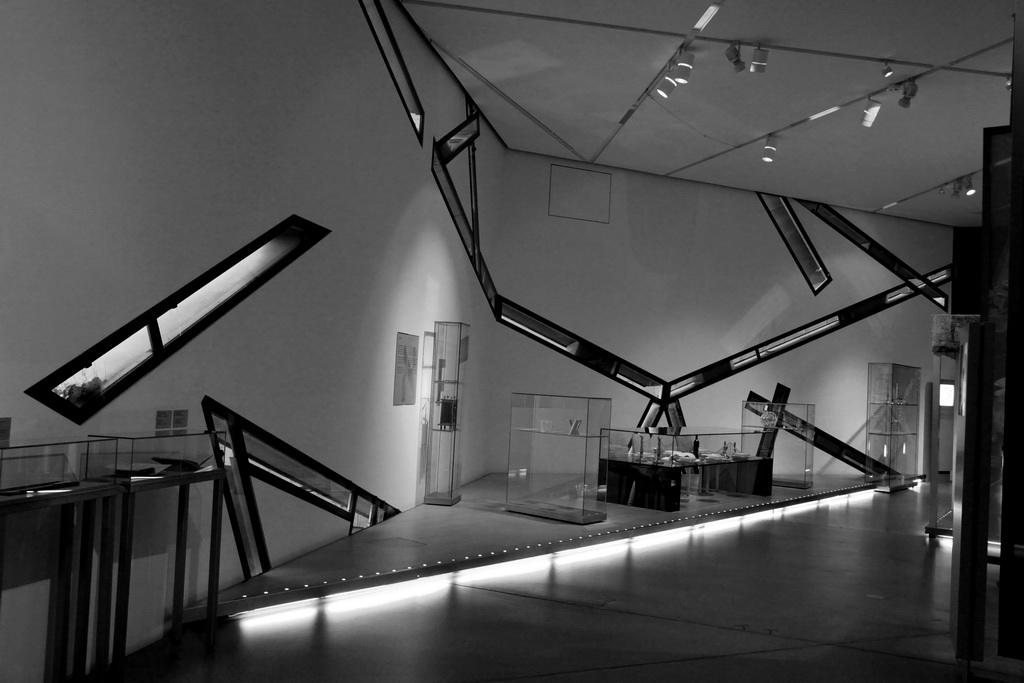 libeskind)设计的"柏林博物馆(犹太人博物馆)"建筑,称得上是浓缩着