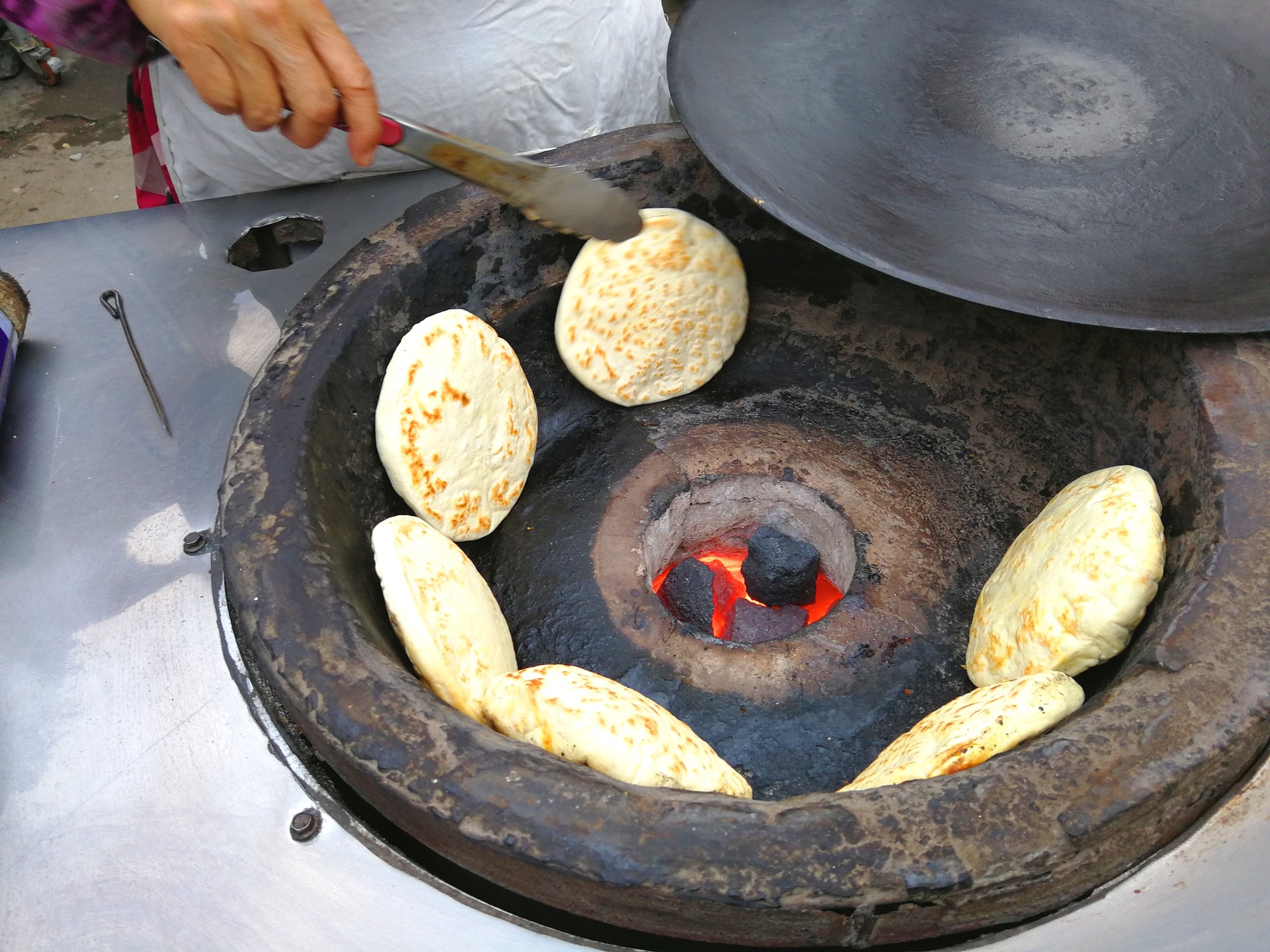 传统方法拷制的锅盔,保留了原始的面香,灌以凉面凉粉