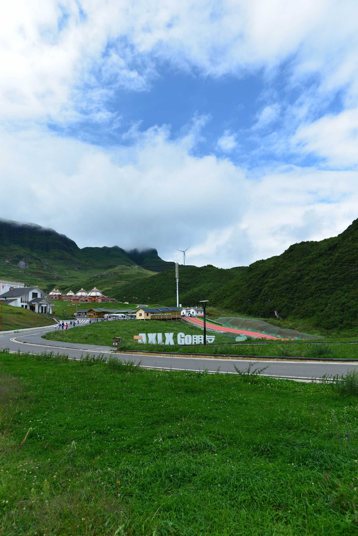 坡上草原,云上花海,天上石林.在凉都,夏天记得带秋衣.